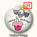 Button mit Fledermaus, Geburtstagstorte und Text Happy Birthday