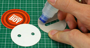 Ökobuttons aus Pappe basteln Schritt 5