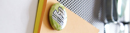 Supermagnet im Einsatz: 40 Blätter einer Zettelbox am Pinboard supermagnet Buttons 25 mm mit Supermagnet
