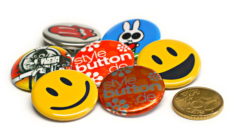 32 mm Buttons im Größenvergleich zu einer 50 Cent Münze