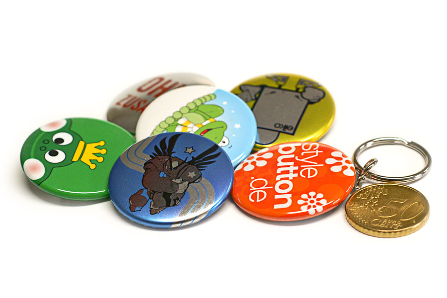 37 mm Buttons im Größenvergleich zu 50 Cent Münze