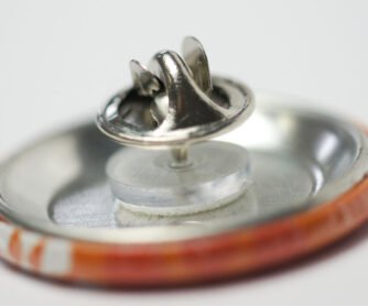 schmetterlingsverschluss an button Buttons 32 mm mit Butterflyverschluss / Schmetterlingsverschluss