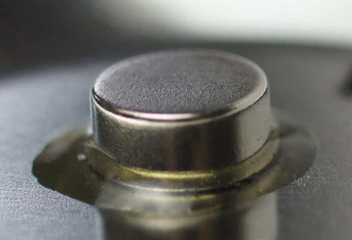 Supermagnet mit Epoxy eingeklebt