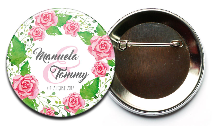 personalisierter Hochzeits-Button mit Rosengesteck mit Sicherheitsnadel