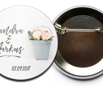 Hochzeit Button 37: Rosen in Zinkeimer mit Personalisierung; mit Nadel
