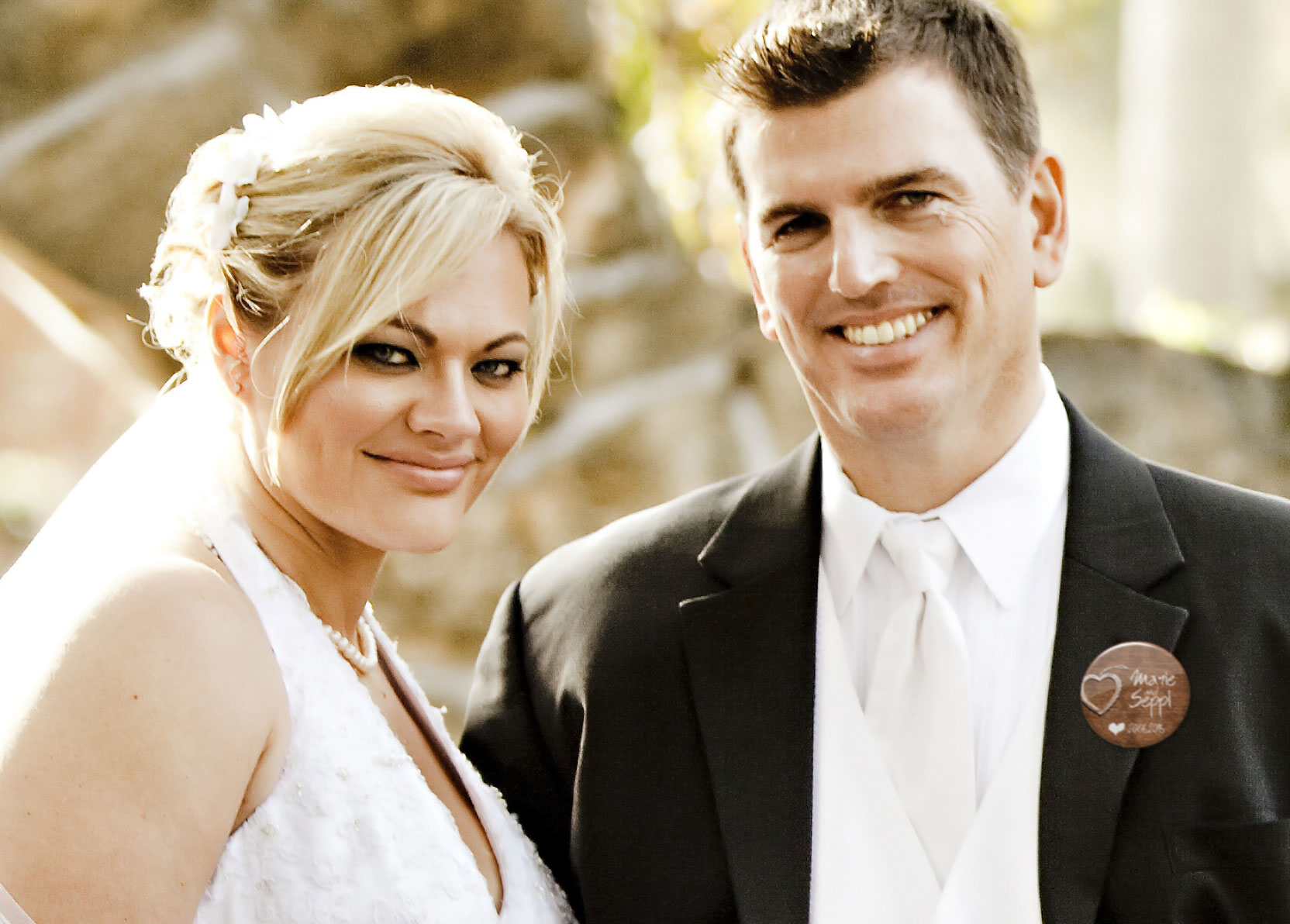 Brautpaar mit Hochzeit Button Wooden Heart