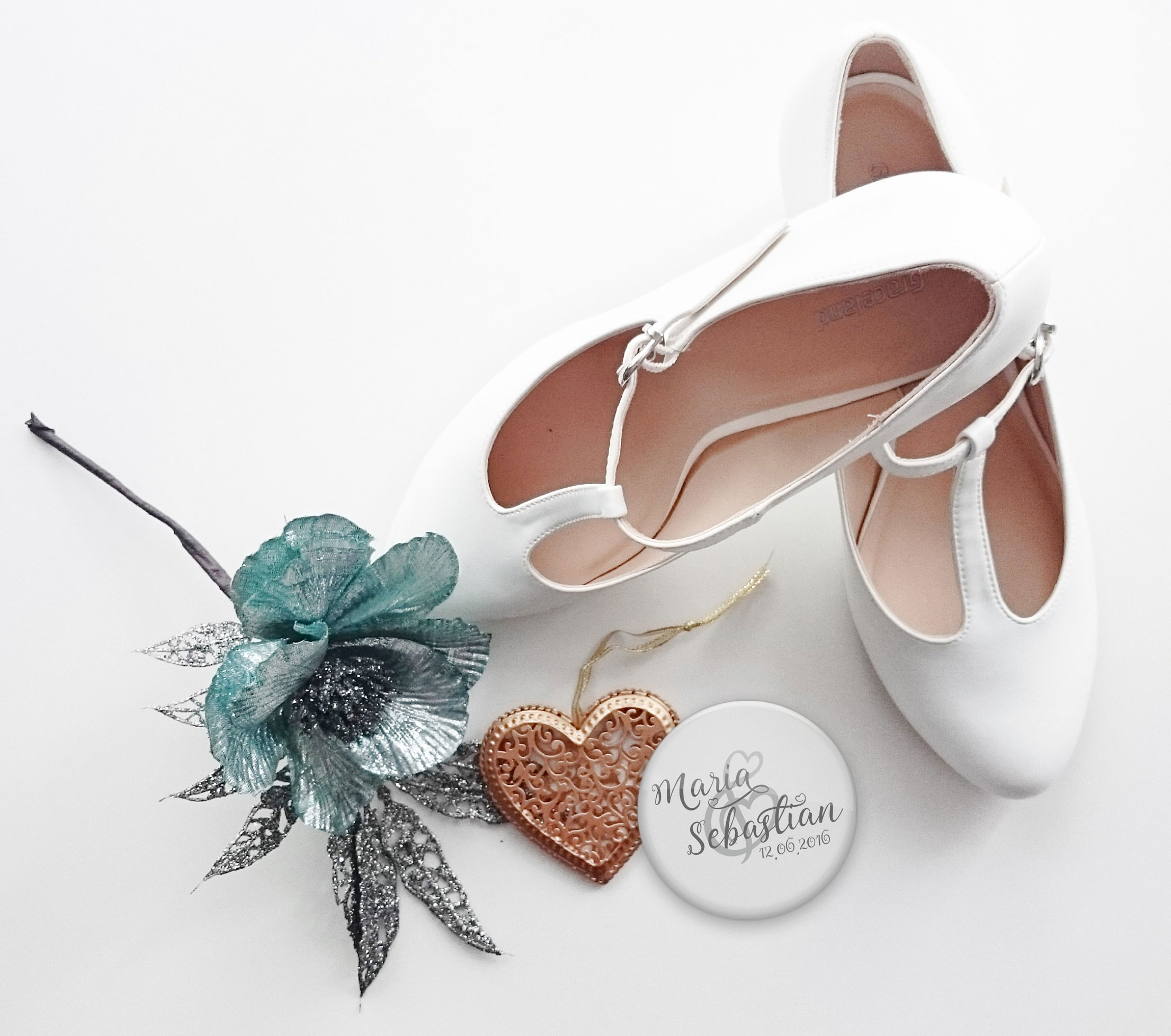 Lovely Wedding Hochzeitsanstecker neben Brautschuhen