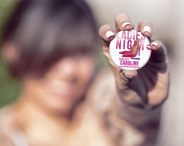 Ansteckbutton Frauen Mod. 22 Frau hält Button in der Hand