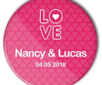 Hochzeit-Button Love: das pinkfarbene Modell 44 überzeugt mit seinem grafischen LOVE-Schriftzug und der Individualisierung