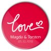Hochzeit-Button 45 red Love: roter Buttons mit "Love"-Schriftzug, Name von Braut und Bräutigam und Traudatum personalisiert