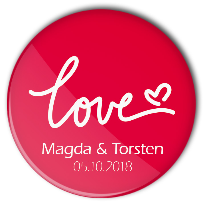 Hochzeit-Button 45 red Love: roter Buttons mit "Love"-Schriftzug, Name von Braut und Bräutigam und Traudatum personalisiert