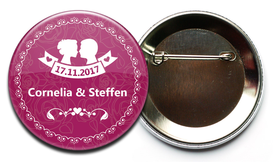 Hochzeits-Button #47 zugewandt mit Nadel als Verschluss