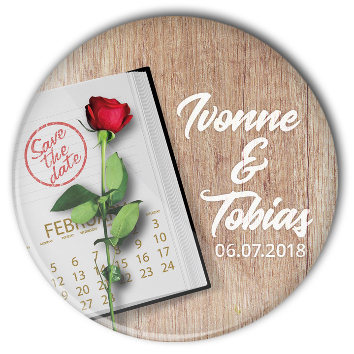 Hochzeitsbutton 46 mit Terminplaner und roter Rose auf Tisch: individualisiert