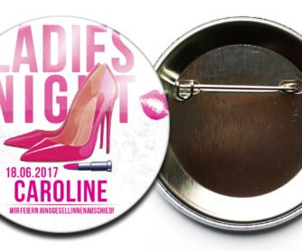 JGA Frauen Accessoire Button 22 pink mit Name und Datum Sicherheitsnadel