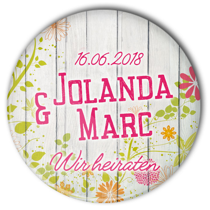 Hochzeitsbutton Modell 40 florales Motiv auf weiß lasiertem Holzuntergrund: personalisiert