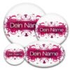 floral gestalteter Namensbutton in weinrot-weiß