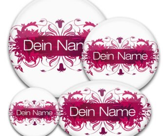 floral gestalteter Namensbutton in weinrot-weiß