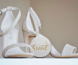 Brautschuhe mit Brautbutton Motiv 27 goldene Schrift auf altweißem Untergrund