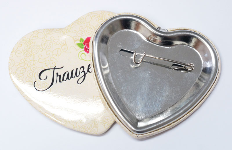 Trauzeugebutton mit Sicherheitsnadel