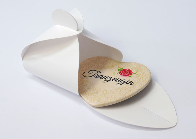 Trauzeugin-Button in Faltschachtel verpackt