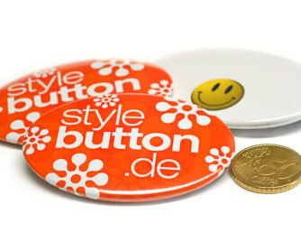3 ovale Buttons im Größenvergleich zu 50 Cent Münze