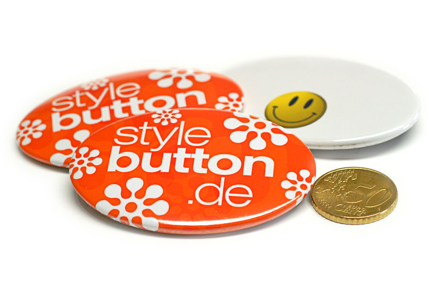 3 ovale Buttons im Größenvergleich zu 50 Cent Münze