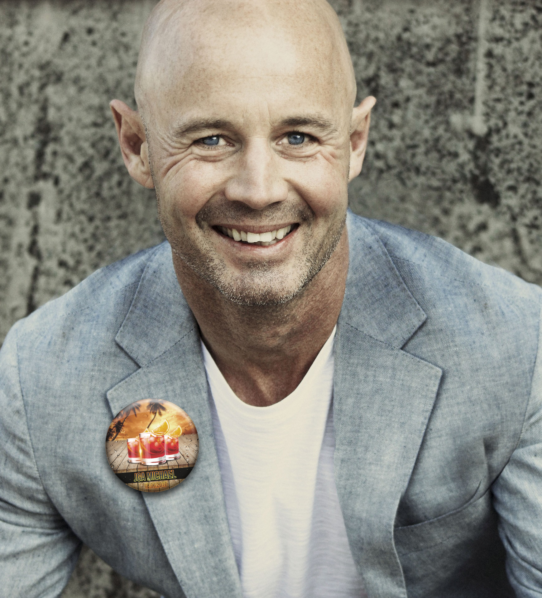 Mann mit JGA Ansteckbutton Nr.24 am Reverse