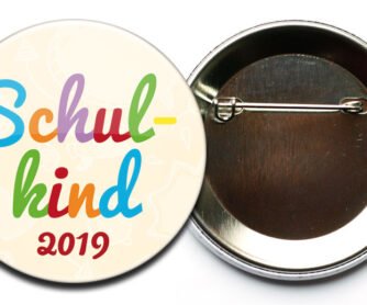 Button Schulkind 10 bunter Schriftzug mit Sicherheitsnadel