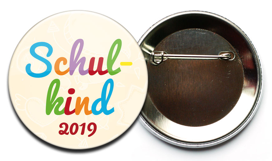 Button Schulkind 10 bunter Schriftzug mit Sicherheitsnadel