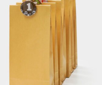 Kraftpapier Beutel mit Zahlenbuttons als Kalender