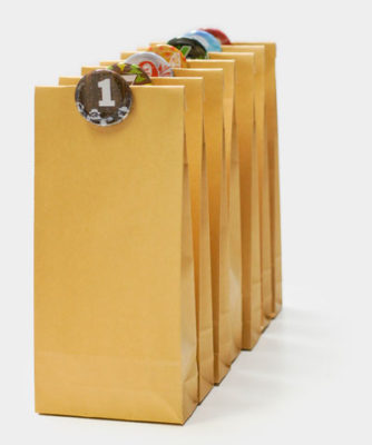 Kraftpapier Beutel mit Zahlenbuttons als DIY Adventskalender