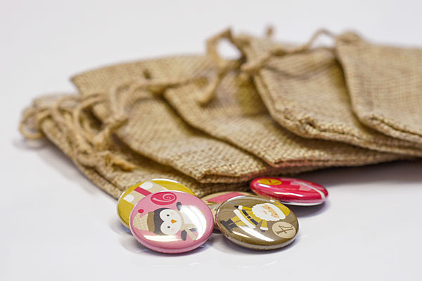 Adventskalender Basteln: mit Stoffbeuteln und Zahlen Buttons