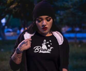 Frau trägt schwarzes JGA T-Shirt T72 mit weißem Print "Braut"