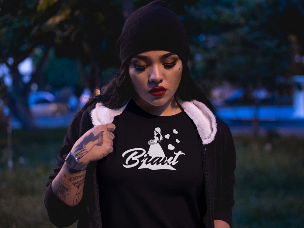 Frau trägt schwarzes JGA T-Shirt T72 mit weißem Print "Braut"