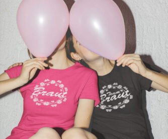 zwei Damen machen beim JGA Quatsch: T-Shirt Mod. 73 by stylebutton