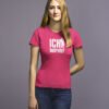 Frau mit T-Shirt für JGA in fuchsia "ich heirate"