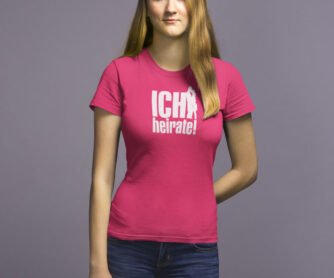 Frau mit T-Shirt für JGA in fuchsia "ich heirate"