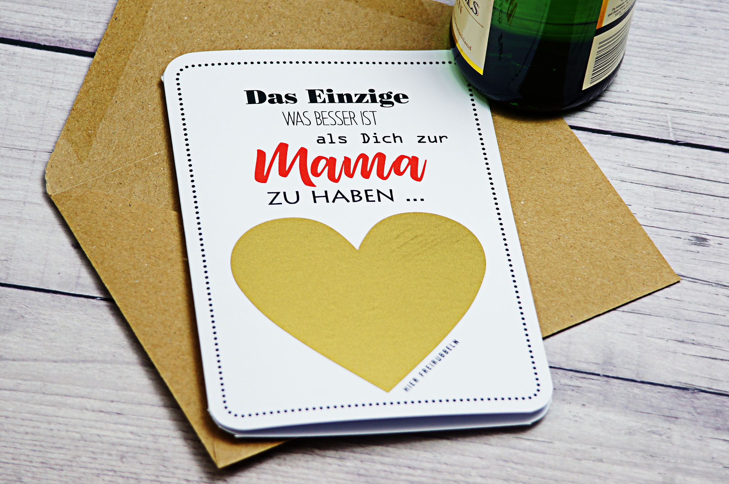 Die RUbbelkarte für die zukünftige Oma hat ein großes, goldenes Rubbelherz.