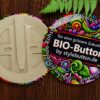authentisch nachhaltig: Bio-Buttons mit Clip sind zu 100% biologisch abbaubar und zerfallen zu Kompost