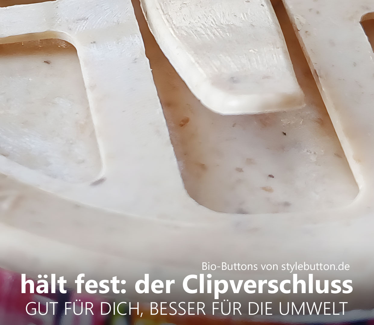 Der Clip des Biobuttons hält diesen an Ort und Stelle.