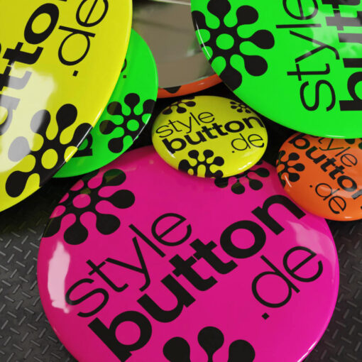 Neonbutton stellen wir in 4 Farben her: Grün, Pink, Gelb und Orange.