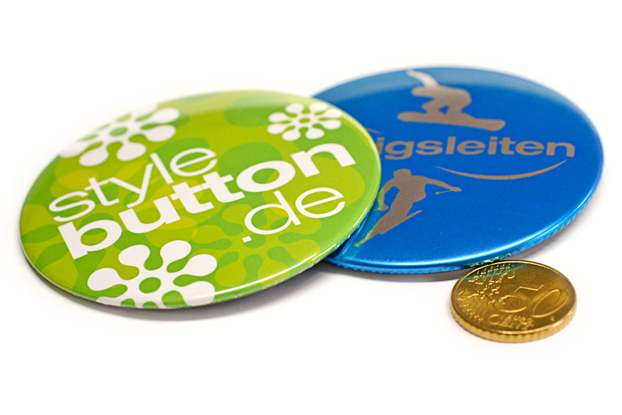 76 mm Button Standard und Metallic im Größenvergleich