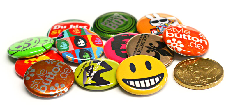 bunte 25 mm Buttons im Größenvergleich