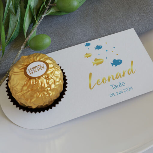 Gastgeschenk zur Taufe: Pralinenaufleger mit blauen und goldenen Fischen, Name und Datum