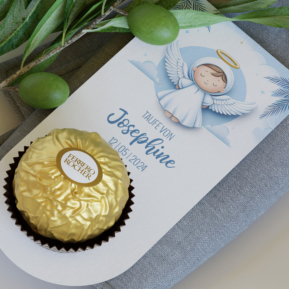 hellblaues Taufkärtchen mit Engel und Praline als Gastgeschenk zur Taufe