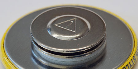 Der kleine Magnetverschluss besteht aus einem Neodymmagnet in einem runden Griffstück aus Metall und kommt bei 37 mm Buttons zum Einsatz.