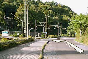 Am Bahnübergang links abbiegen