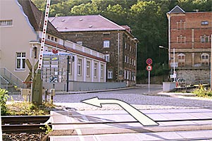 Hinter den Bahngleisen links ins Gelände der ehemaligen Felsenkellerbrauerei einbiegen.
